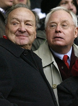 Tom Hicks (i) y George Gillett, dueos estadounidenses del Liverpool. (Foto: REUTERS)