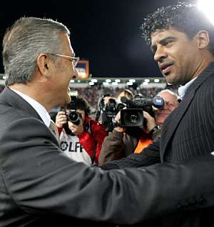 Manzano y Rijkaard se saludan antes del partido. (Foto: EFE)