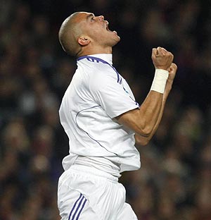 Pepe se lamenta tras fallar una ocasin ante el Barcelona. (Foto: EFE)