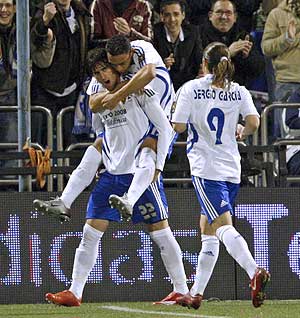 Los jugadores del Zaragoza celebran un gol. (Foto: EFE)