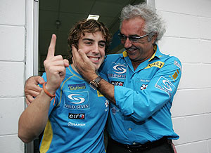 Fernando Alonso junto a Flavio Briatore. (Foto: AP)