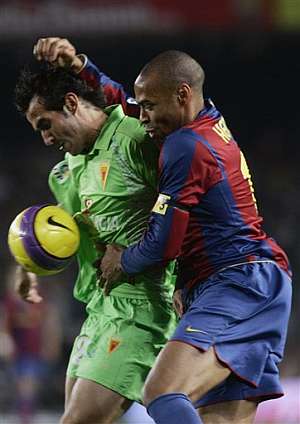 Henry y De Coz pelean un baln durante el partido. (Foto: AFP)