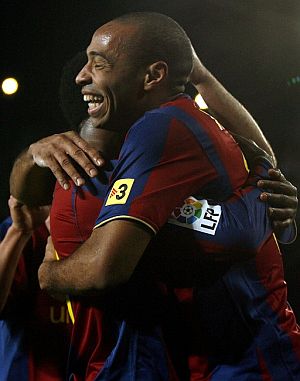 Henry celebra un gol con Eto'o. (Foto: AFP)
