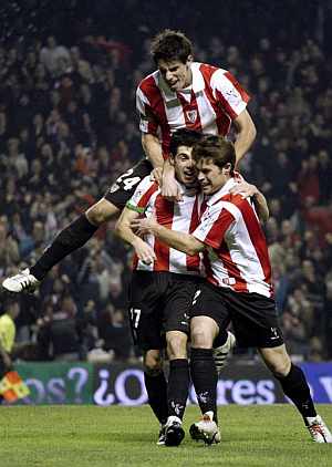 Susaeta (c) celebra su gol, segundo de su equipo, con Javi Martinez (arriba) y con Iaki Muoz (d). (Foto: EFE)