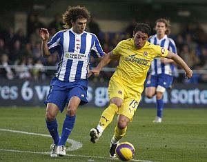 Nihat (d) marc dos de los cuatro goles del Villarreal. (Foto: EFE)