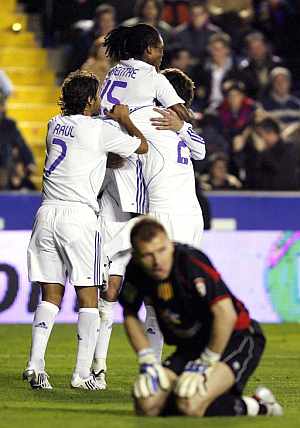 Los jugadores del Madrid celebran el primer gol, ante el portero del Levante. (Foto: EFE)