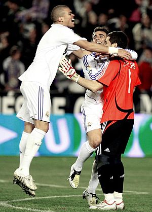 Pepe y Cannavaro abrazan a Casillas tras una parada del portero. (Foto: EFE)