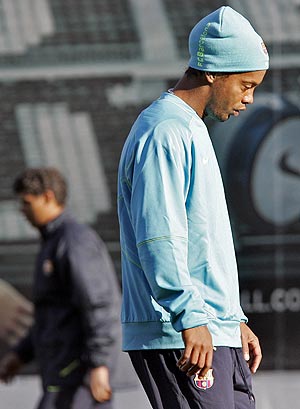 Ronaldinho, cabizbajo durante un entrenamiento. (Foto: AFP)