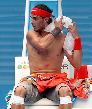 Rafa Nadal se refresca en un descanso de su partido ante Simon. (Foto: EFE)