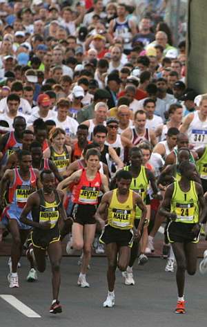 Haile Gebrselassie, en el centro, en la salida del maratn de Dubai. (Foto: AFP)