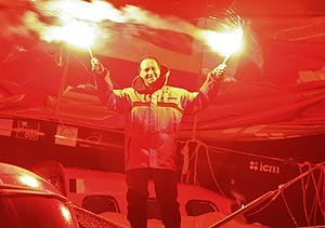 Francis Joyon celebra su llegada al puerto de Brest. (Foto: AFP)