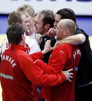 Los jugadores daneses celebran su victoria sobre Croacia. (Foto: AFP)