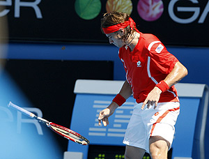 Ferrer tira su raqueta en un momento del encuentro. (Foto: AP)