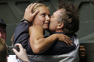 Sharapova recibe un abrazo de su padre. (Foto: AP)