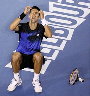 Novak Djokovic cae al suelo tras ganar su primer Grand Slam. (Foto: EFE)