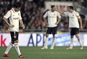 David Villa (i) se lamenta después del gol de Felipe Melo. (Foto: EFE)
