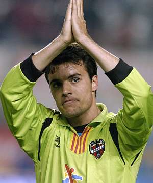 Pedro León, ex jugador del Murcia, pide perdón a su antigua afición tras marcar. (Foto: EFE)