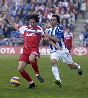 Belenguer protege el balón ante la presión de Javi Guerrero. (Foto: EFE)