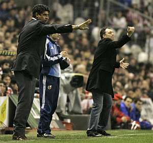 Frank Rijkaard da instrucciones a sus jugadores junto a Joaquín Caparrós. (Foto: AP)
