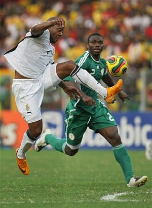El ghans Agogo controla el baln ante el nigeriano Yobo. (Foto: AFP)