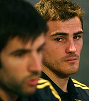 Casillas, en segundo trmino, escucha a Albelda. (AFP)