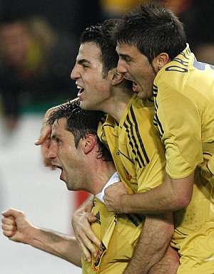 Capdevila celebra su gol con Cesc y Villa. (Foto: EFE)
