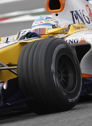 El Renault de Fernando Alonso, en accin. (Foto: EFE)
