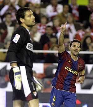 Xavi celebra su gol mientras Palop se lamenta. (Foto: AP)