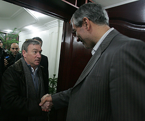 Clemente, saludando al presidente de la Federacin iran. (Foto: AFP)
