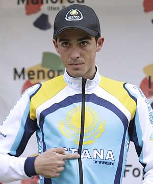 Contador reivindica el nombre de su equipo en el podio de la Vuelta a Mallorca. (Foto: EFE)