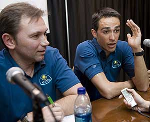 Bruyneel y Contador, en una conferencia de prensa, el pasado 30 de enero en Estados Unidos. (Foto: AP)