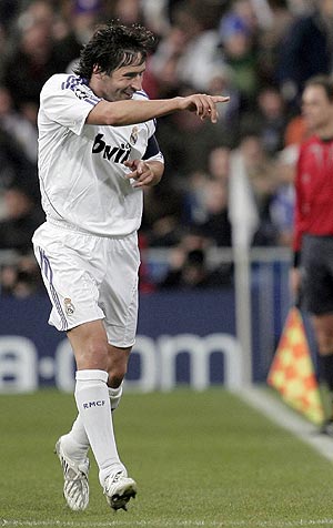 Raúl, tras anotar un gol con el Real Madrid. (Foto: EFE)