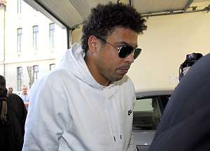 Ronaldo, en el momento en que entra al hospital parisino donde fue operado. (Foto: EFE)