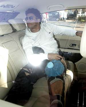 Ronaldo, justo antes de entrar al hospital donde fue operado. (Foto: AP)