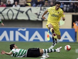 Garay corta un baln que controlaba el jugador del Villarreal, Robert Pires (d). (Foto: AFP)