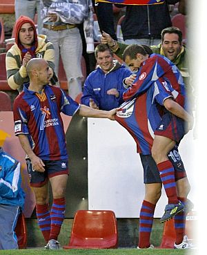 Los jugadores del Levante celebran el segundo gol de su equipo. (Foto: EFE)