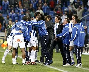Los jugadores del Deportivo celebran el gol de la victoria. (Foto: EFE)