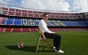 Xavi Hernndez posa en el Camp Nou. (Foto: Domnec Umbert)