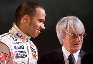 Hamilton y Ecclestone, durante la presentacin del MP4-23 en Stuttgart. (Foto: REUTERS)