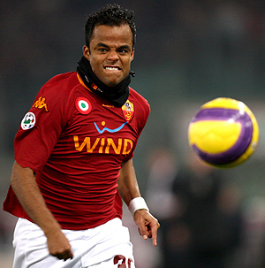 Mancini, uno de los jugadores ms peligrosos de la Roma, intenta llegar al baln. (Foto: EFE)