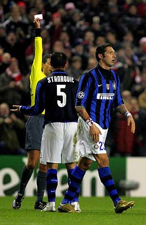 El árbitro le enseña la roja a Materazzi. (EFE)