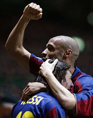 Henry celebra con Messi uno de los goles del argentino. (Foto: AP)