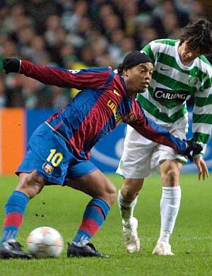 Ronaldinho controla un baln delante de Nakamura. (Foto: EFE)