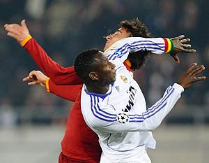 Diarra disputa un baln con Aquilani. (Foto: AFP)