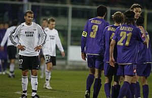Los jugadores de la Fiorentina (d) celebran un gol ante el Rosenborg. (Foto: AP)