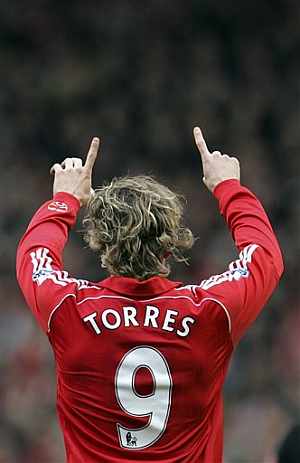 Torres dedica uno de sus tres tanto a la grada de Anfield. (Foto: AP)