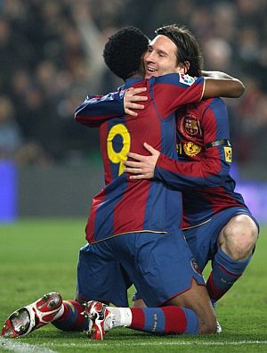 Eto'o y Messi se abrazan tras el tercer tanto del cameruns. (Foto: EFE)