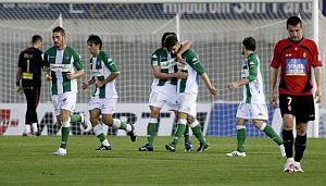 Los jugadores del Betis festejan el tanto del empate. (Foto: EFE)