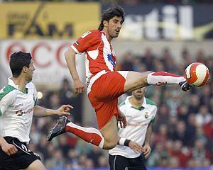 Paunovic, del Almería, controla el balón durante el partido. (Foto: EFE)