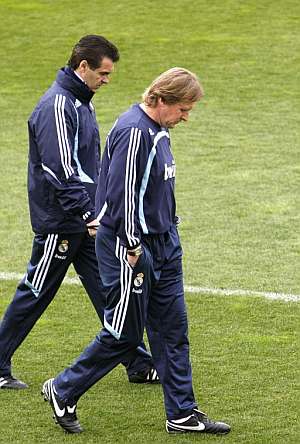 Bernd Schuster, con su segundo, Manuel Ruiz. (Foto: EFE)